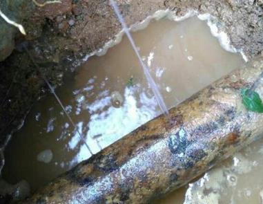 丹凤楼顶渗水维修公司分享下地暖漏水的原因及检测方法。